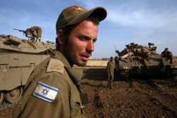 جنود إسرائيليّون خلال تدريبات في الجولان المحتلّ أوّل من أمس (مناحيم كاهانا ـ أ ف ب)