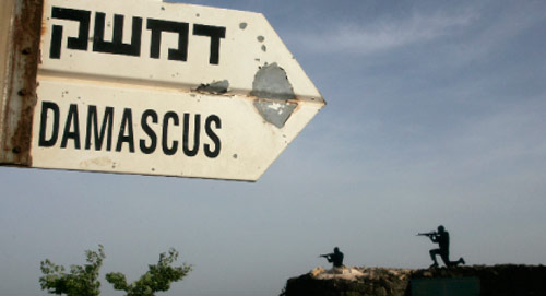 لافتة تشير إلى الطريق نحو دمشق بالعبريّة في الجولان المحتلّ (باز راتنر ـ رويترز)