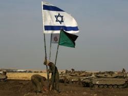جنديّ يغرز علم إسرائيل في إحدى مستوطنات هضبة الجولان المحتلّ قبل أيّام (كيناحيم كاهانا ـــ أ ف ب)