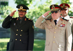 وزيرا الدفاع الإيراني والسوري نجّار وتوركماني في طهران أمس (علي رافعي ـ  أ ف ب)