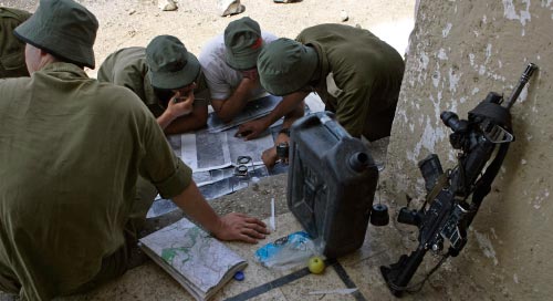 جنود إسرائيليّون يدرسون خرائط خلال تدريبات عسكريّة في الجولان المحتلّ الأسبوع الماضي (أرييل شاليط ـــ أ ب)