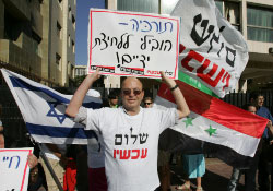 إسرائيليّون ينادون بالسلام مع سوريا أمام السفارة التركيّة في تل أبيب أول من أمس (ج. غويز ـــ أ ف ب)