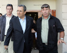 باراك بين مرافقيه أمام مقرّ حزبه في تل أبيب الأسبوع الماضي (جاك غويز ــ أ ف ب)