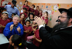 ممثّل أميركي يزور طلّاباً في مدرسة في سديروت (عمير كوهين ـــ رويترز)