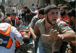 فلسطينيّون يسعفون جريحاً أُصيب بانفجار في بيت لاهيا أمس (خليل حمرا ـــ أ ب)