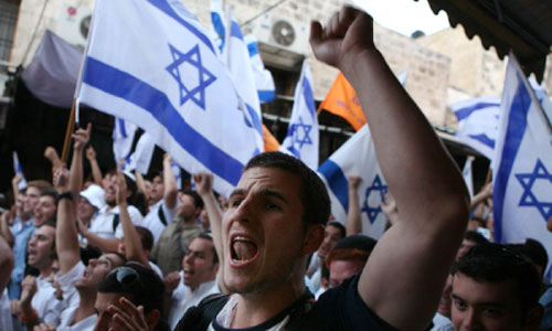 مستوطنون يهود يطلقون شعارات عنصريّة ضدّ العرب في القدس المحتلّة في 2 حزيران الجاري (غالي تيبون ـــ أ ف ب)