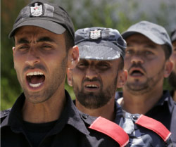 عناصر من شرطة «حماس» يتدرّبون في غزة أول من أمس (حاتم موسى ـــ أ ب)