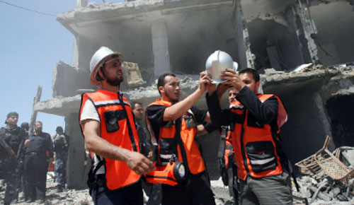 إطفائيّون فلسطينيّون يعاينون ساحة الانفجار الذي وقع في بيت لاهيا الأسبوع الماضي (محمود حمس ـــ أ ف ب)