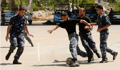 أمن «حماس» يلعبون بالكرة في غزّة أمس (محمد سالم ـــ رويترز)
