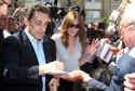 ساركوزي يوقّع لمعجبيه وإلى جانبه زوجته في الإليزيه أول من أمس (بيار فردي ـــ رويترز)