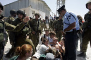 جنود إسرائيليون في الضفة الغربية أمس (موسى الساهر ـ أ ف ب)