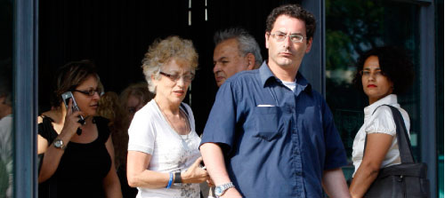 والدة غولدفاسر وشقيق زميله في الأسر ريغيف في القدس المحتلّة (باز راتنر ـــ رويترز)