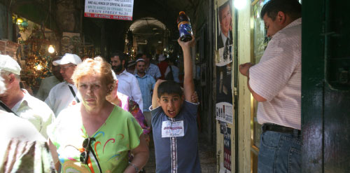 فتى فلسطيني يبيع المشروبات في القدس الشرقيّة (مناحيم كاهانا ـــ أ ف ب)