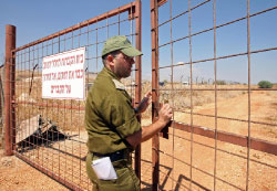جندي إسرائيلي يقفل بوّاية «مقبرة الأعداء» في صفد في السادس من الشهر الجاري (درور أرتزي ــ أ ف ب)