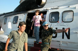 عناصر من «اليونيفيل» يقلّون أطفالاً لبنانيّين في حاصبيّا أول من أمس (طاهر أبو حمدان ـــ أ ف ب)