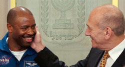 أولمرت وأحد روّاد الفضاء من وكالة «الناسا» في القدس المحتلّة أمس (غالي تيبون ـــ رويترز)