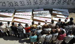 لبنانيّون في مقبرة جماعيّة لشهداء مجزرة صور خلال عدوان تمّوز 2006 (حسان عمّار ـ أ ف ب)