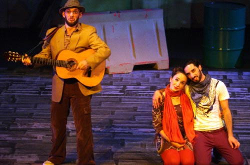 بسام أبو دياب وأسيل عيّاش وسليمان زيدان في مشهد من العرض (هيثم الموسوي)
