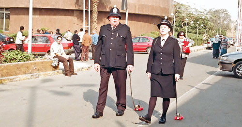 البريطانيان ريك جيروم وهاف مورغان في عرض «الحقائب الوردية» في أرض المعرض