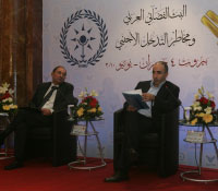 مدير الأخبار في «المنار» علي الحاج يوسف والمحامي سامي توما خلال المنتدى