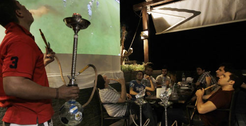 لبنانيون يتابعون مباراة فرنسا والأورغواي