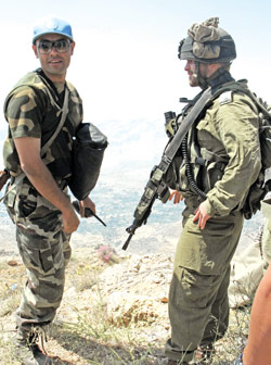 جندي إسرائيلي وآخر من الـ«يونيفيل» في مشهد من «بعين واحدة»
