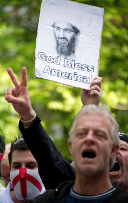 بريطانيون يتظاهرون تأييداً لقتل بن لادن (ليون نيل ــ  أ ف ب)