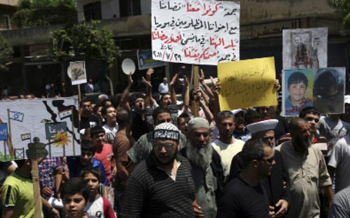 متضامنون لبنانيون مع الشعب السوري في طرابلس أمس (عمر ابراهيم ــ رويترز)