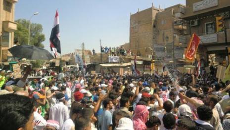 من تظاهرة سابقة لمعارضي النظام في دير الزور (رويترز) 