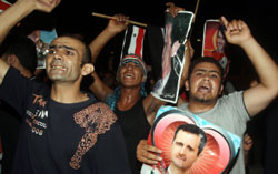 مؤيدو الرئيس السوري تواجدوا ايضاً أول من أمس في مواجهة تظاهرة المعارضين في بيروت (مروان بو حيدر)