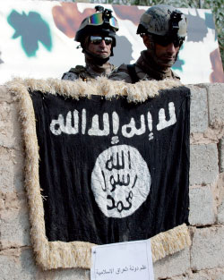 جنديان خلال مداهمة منزل لتنظيم القاعدة في بغداد (محمود رؤوف ــ رويترز)