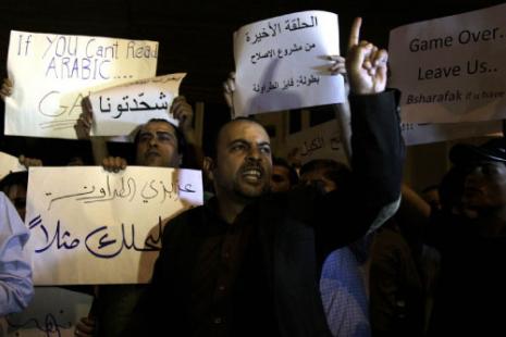 يشاركون في تظاهرة معارضة للحكومة الأردنية في عمان مطلع الشهر الجاري (أ ف ب)  