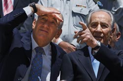 أولمرت وبيريز يشاهدان عرضاً عسكريّاً جويّاً في إطار «احتفالات» تأسيس إسرائيل أمس (كيفن فراير ـ أ ب)