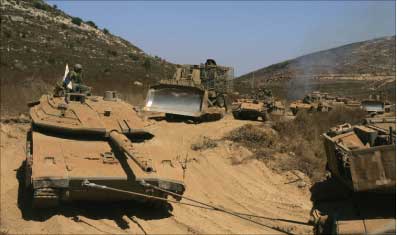 آليات إسرائيلية أثناء انسحابها من الجنوب اللبناني أمس (ا ف ب)