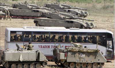 حافلة تنقل جنوداً إسرائيليين قرب الحدود أمس ( أ ف ب)