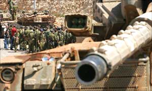 جنود إسرائيليون يتجمعون قرب دبابات عند الحدود اللبنانية أمس (أ ف ب)