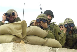 ضباط إسرائيليون عند الحدود اللبنانية أثناء الحرب (أرشيف)