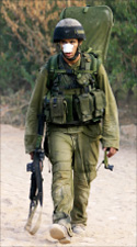 جندي إسرائيلي مصاب خلال المعارك مع حزب الله في الجنوب اللبناني (أرشيف)