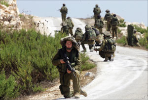 قوات خاصة إسرائيلية في قرية مروحين اللبنانية أمس (أ ف ب)