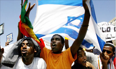 مهاجرون اثيوبيون يتظاهرون خارج مكتب اولمرت في القدس المحتلة امس للمطالبة بتسهيل هجرة أقارب لهم (رويترز)