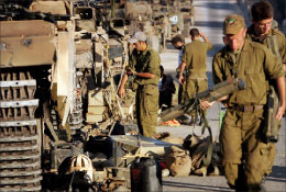 جنود إسرائيليون يجهزون العتاد العسكري عند الحدود مع لبنان (أرشيف)