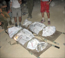 رجال انقاذ اسرائيليون قرب جثتين لأمراتين كولومبيتين قتلتا الشهر الماضي في إيلات (أ ب)