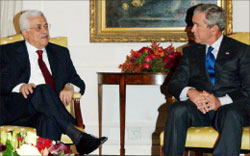 بوش خلال لقاء عباس في نيويورك أمس (أ ف ب)