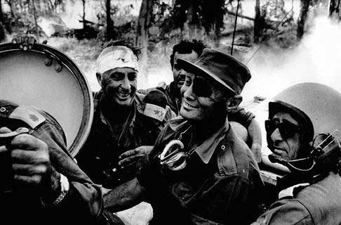 موشي دايان خلال حرب العام 1973 (ارشيف)