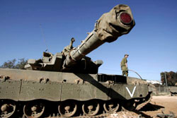 جندي اسرائيلي يقف على متن دبابة عند الحدود اللبنانية أمس ( رويترز)
