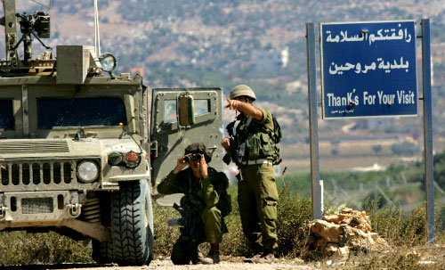 جنود اسرائيليون في قرية مروحين جنوب لبنان أمس (رويترز)