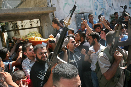 مسلحون من «فتح» خلال تشييع أحد ضحايا الاشتباكات في غزة أمس (أ ب)