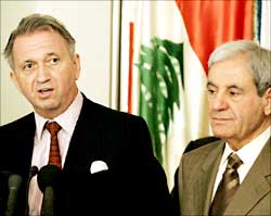تيري رود لارسن مع وزير الخارجية اللبناني فوزي صلوخ في بيروت (ارشيف)