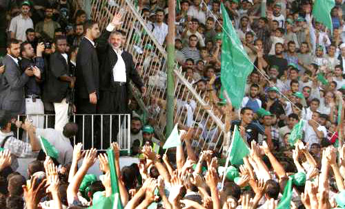 هنية يحيي أنصار «حماس» خلال المهرجان الخطابي في غزة أمس (رويترز)