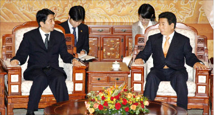 آبي يتحدث مع الرئيس الكوري الجنوبي في سيول امس